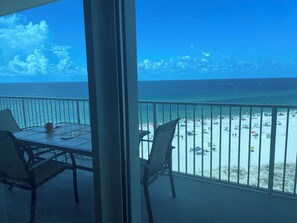 Un balcon avec vue sur une plage et l’océan.