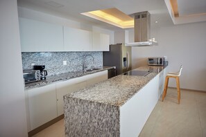 Fridge, microwave, oven, stovetop - BEACHFRONT! SPECTACULAR 3 BEDROOM APARTMENT AT PENINSULA RESIDENCES IXTAPA. (IXTAPA)