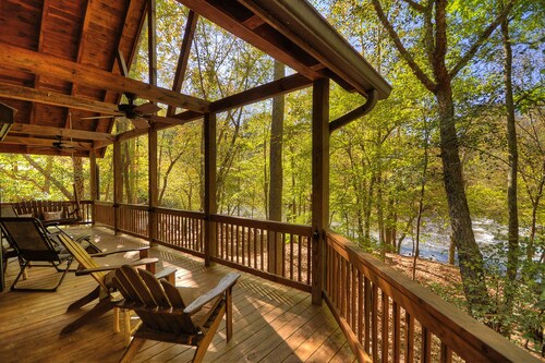 Flussufer, laute Stromschnellen, Vorhalle - River's Echo (benachbartes Rapids 'Echo)