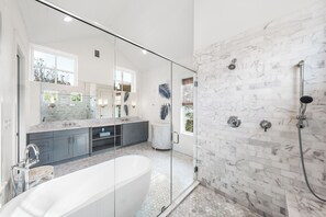 Combined shower/tub, hair dryer, towels - Seagrove Charm! Private Pool, 6 Bikes, Golf Cart, Close to Beach! Perfect 30A Vacation Retreat! (Santa Rosa Beach)