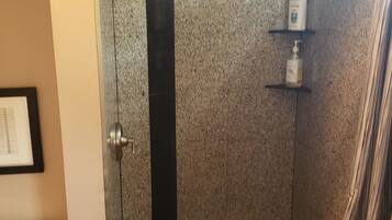 Douche, sèche-cheveux, serviettes fournies, savon