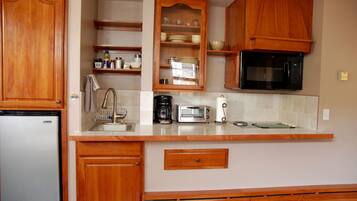 Een koelkast, een microgolfoven, een kookplaat