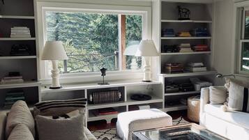 Chimenea, libros, estéreo y impresora