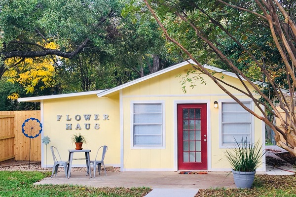 Welcome to Flower Haus! Just 1/2 mile from downtown Fredericksburg.
