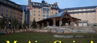 Beautiful Lakefront w Hot Tub, Sauna, Boats, Beach, Pool Table, 5min to Kalahari