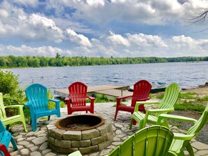 Property grounds - Beautiful Lakefront w Hot Tub, Sauna, Boats, Beach, Pool Table, 5min to Kalahari (Pocono Summit)