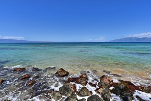 Plage, chaises longues, serviettes de plage