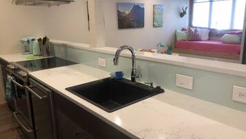 Réfrigérateur, micro-ondes, four, plaque de cuisson