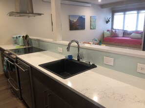 Réfrigérateur, micro-ondes, four, plaque de cuisson