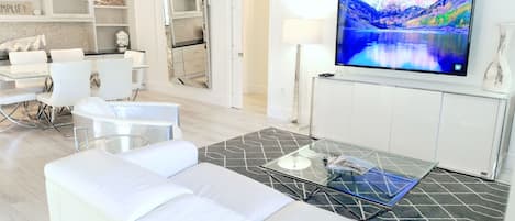 Smart TV, lettore DVD, libri