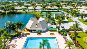 Un complexe hôtelier doté d’une grande piscine, de courts de tennis et d’un lac.