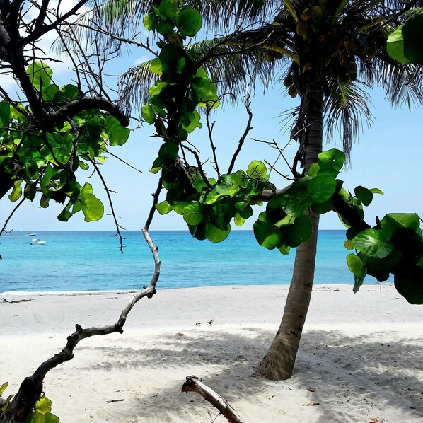 In Strandnähe, Liegestühle, Strandtücher
