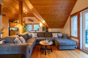 Smart TV, DVD player, books, video library - Matheson Lake Guest House (Metchosin)