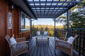 Terrace/patio - Matheson Lake Guest House (Metchosin)