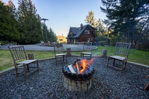 Property grounds - Matheson Lake Guest House (Metchosin)