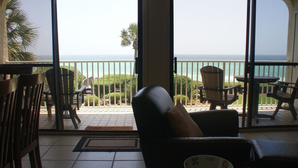 Ein Balkon mit Meerblick, ausgestattet mit Stühlen und einem Tisch.