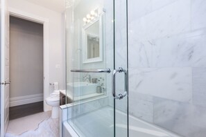 Combined shower/tub, hair dryer, towels