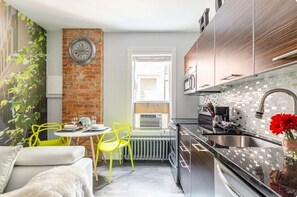 Refrigerador, microondas, horno, placa de cocina