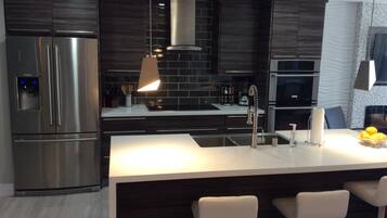 Een koelkast, een microgolfoven, een oven, een kookplaat