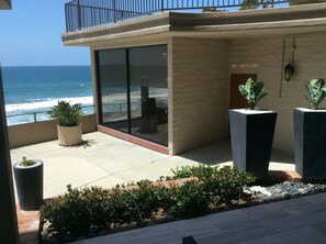 A modern building with a balcony overlooking the ocean. - 180 degree Ocean Front Views of whole Pacific Ocean...FuLL HOUSE AC and HEATING  (Solana Beach)