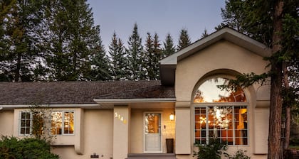 Cozy 3 Bedroom Executive Home with Comfy Beds on the Golf Course.