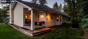 Spacious 3‑BR Ranch on 12th Tee at Riverside Golf Resort — Steps away to play.