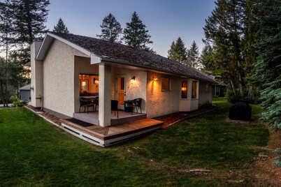 Spacious 3‑BR Ranch on 12th Tee at Riverside Golf Resort — Steps away to play.