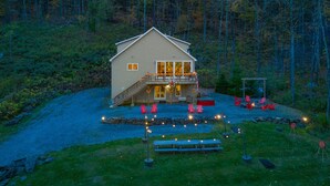 A two-story cabin with a porch, surrounded by a forest. - Summer DISCOUNT Belleayre Mountain House, Catskills (Fleischmanns Heights)