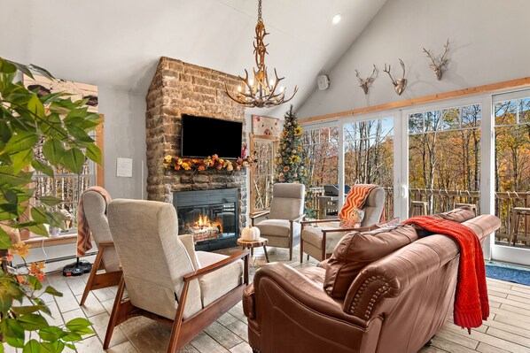 スマートテレビ、暖炉、書庫