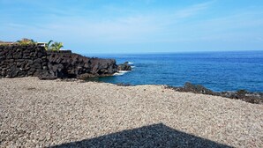 Una costa rocosa con una vista despejada del océano.