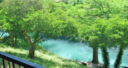 THE FLOAT INN 7 RIVER CONDO, Next to SCHLITTERBAHN.