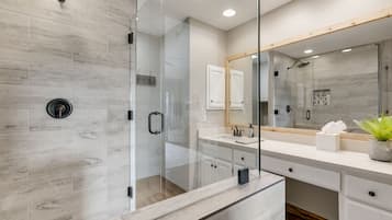 Combined shower/tub, hair dryer, towels