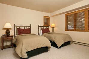 4 dormitorios, tabla de planchar con plancha, Internet y ropa de cama