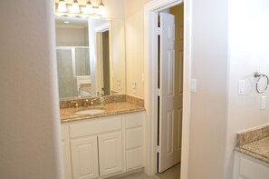 Combined shower/bathtub, jetted bath, hair dryer, towels