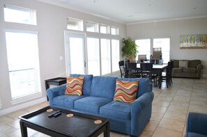 Smart TV, fireplace, DVD player - Pirates Beach - Chez Antoine - Beautiful, Four Bedroom, Three Bath (Galveston)