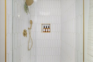 Haartrockner, Handtücher, Seife, Shampoo