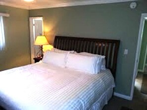 3 bedrooms, iron/ironing board, travel crib, WiFi -  Steps To Sand-Beach Gear-Hot Tub 
very centrally located.
 (San Clemente)