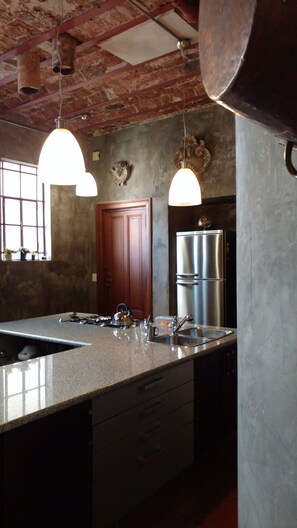 Kühlschrank, Ofen, Herdplatte, Wasserkocher mit Kaffee-/Teezubehör