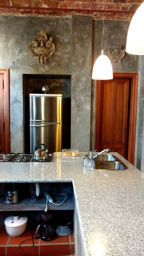 Refrigerador, horno, placa de cocina, cafetera/tetera