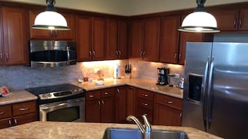 Een koelkast, een microgolfoven, een oven, een vaatwasser