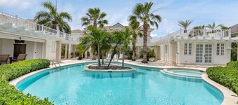 Villa Blanca: Villa de luxe près de la plage avec chef gastronomique, majordome, femme de chambre et piscine.