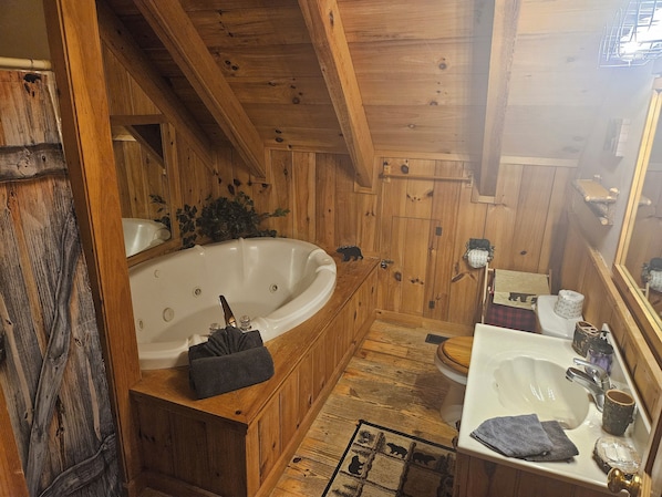Shower, jetted tub, hair dryer, towels - Mtn Views/Hot Tub/Private Deck! (Sevierville)
