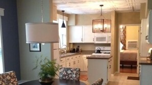 A dining area with a round table, patterned chairs, and a potted plant. - Mansions, History, and Shops at your doorstep! Walk to 40+ restaurants & pubs (St. Paul)