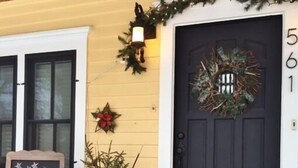 A house with a dark front door, a red mailbox, and a chalkboard sign that reads "Happy Holidays." - Mansions, History, and Shops at your doorstep! Walk to 40+ restaurants & pubs (St. Paul)