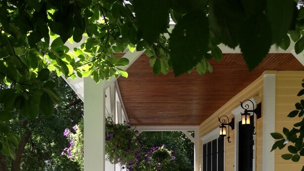 A porch with a wooden ceiling, white railings, and a signboard. - Mansions, History, and Shops at your doorstep! Walk to 40+ restaurants & pubs (St. Paul)