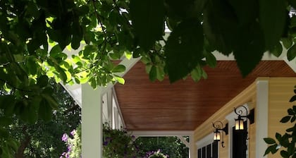 Mansions, History, and Shops at your doorstep! Walk to 40+ restaurants & pubs