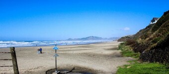 Modern Beach House in Historic Nye Beach. Pet Friendly. Walk to the Beach