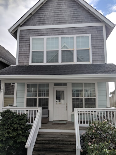 Walk to the Beach from Classic Beach House in Historic Nye Beach. Pet Friendly.
