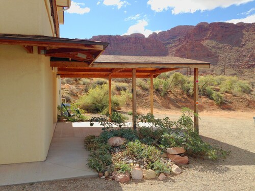 Beautiful Views Overlooking Moab Valley!