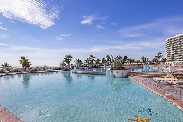 Innendørsbasseng og et oppvarmet basseng